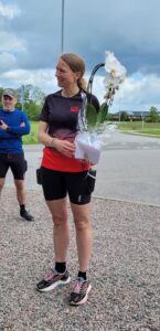 Fødselaren får en blomst efter at have gennemført sit marathon nr. 40 på sin 40 års fødselsdag.